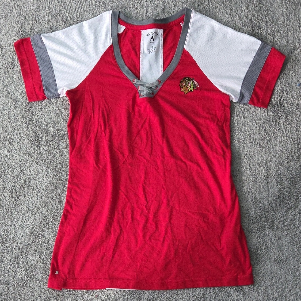 *CLOSET CLOSING 7/31* Chicago Blackhawks Tee Medium